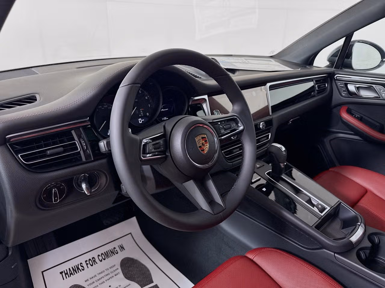 2025 Porsche Macan - Photo 28
