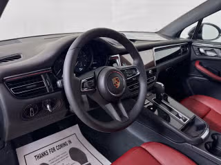 2025 Porsche Macan - Photo 25