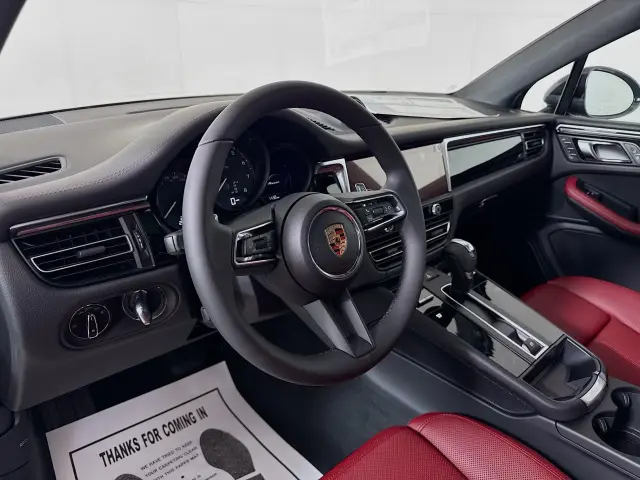 2025 Porsche Macan - Photo 30