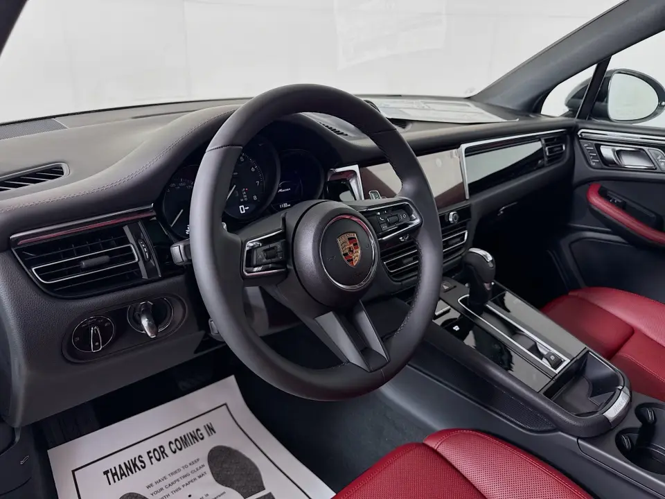 2025 Porsche Macan - Photo 31