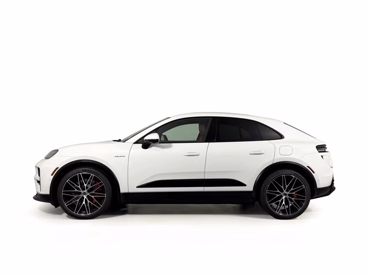 2025 Porsche Macan Turbo Electric - Photo 12