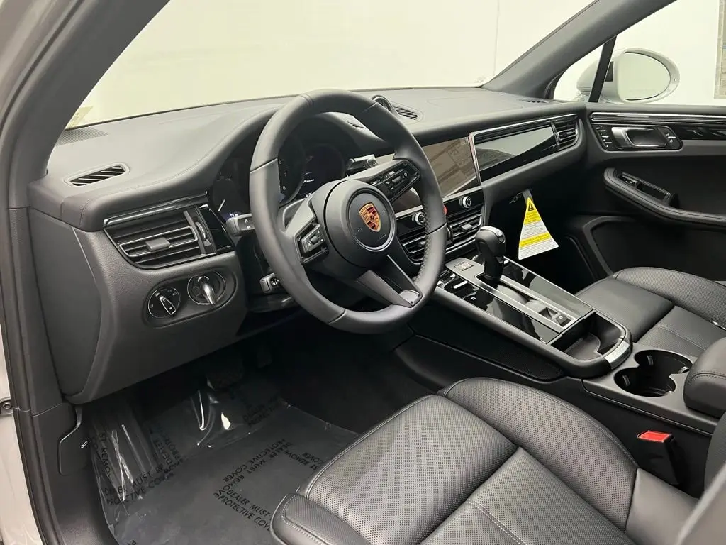 2026 Porsche Macan T - Photo 32