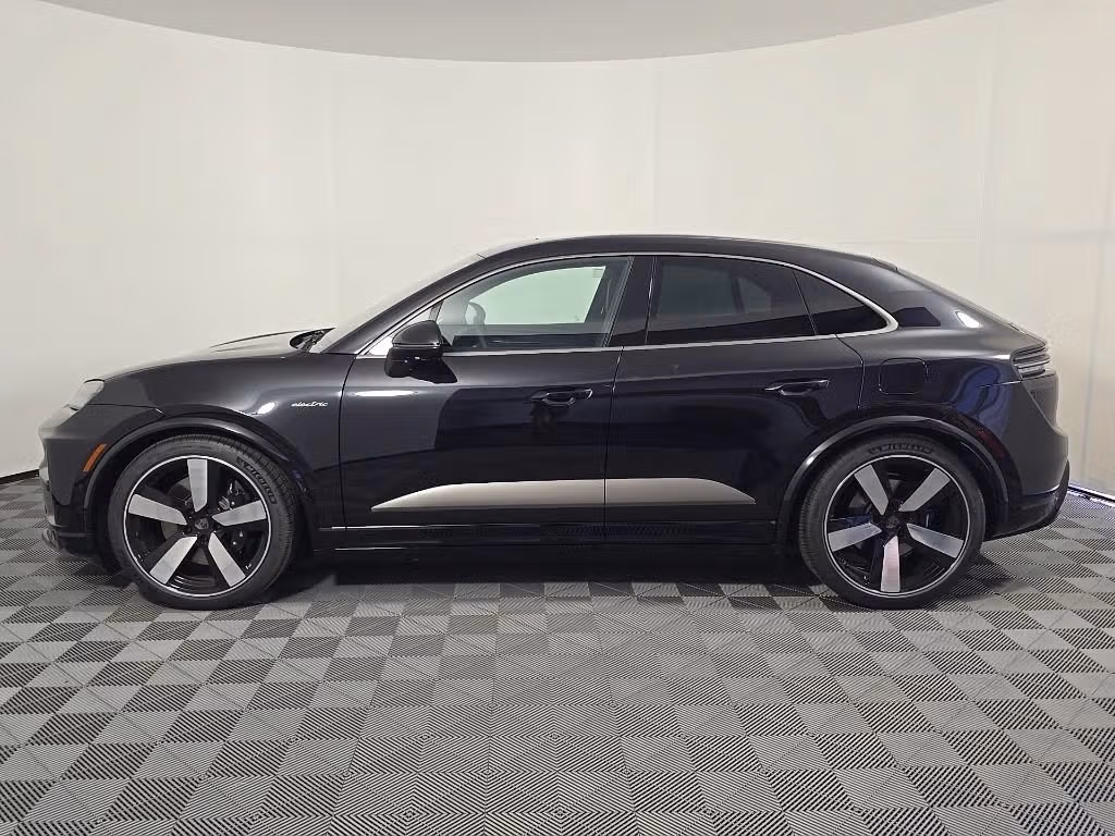 2025 Porsche Macan Turbo Electric - Photo 12