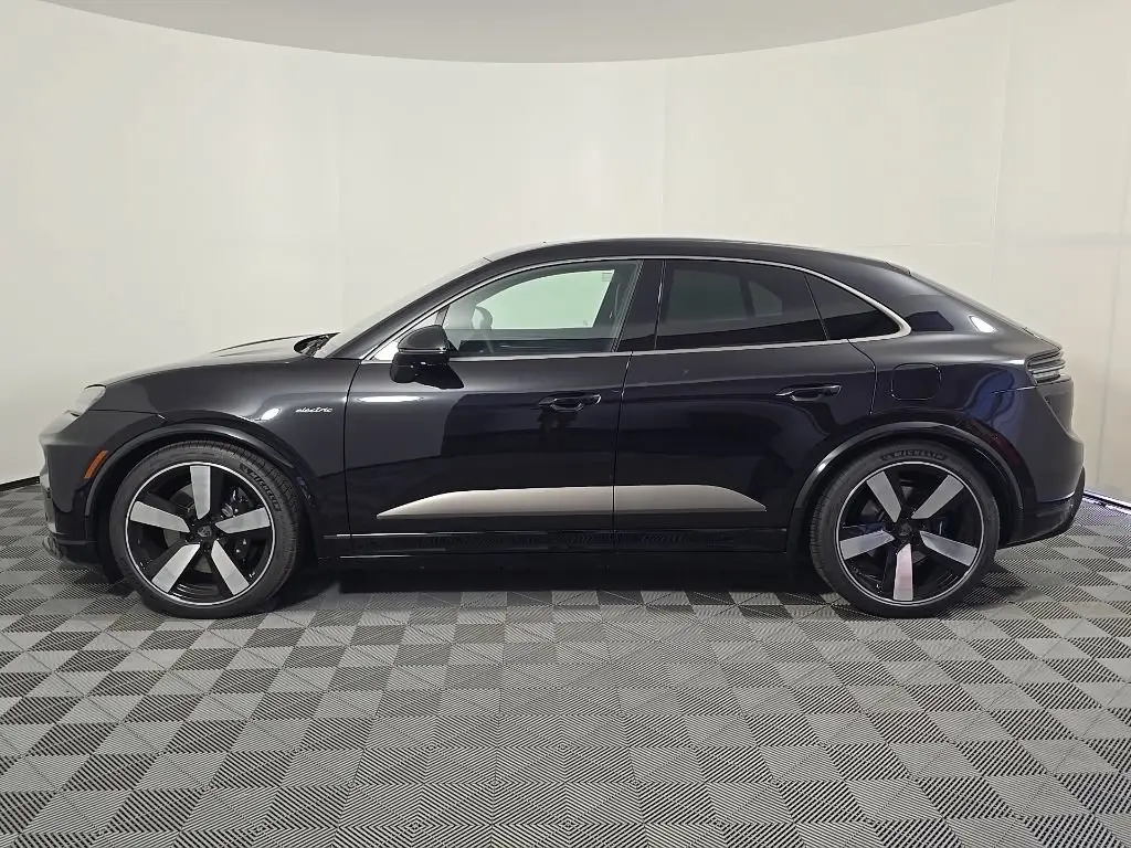 2025 Porsche Macan Turbo Electric - Photo 16