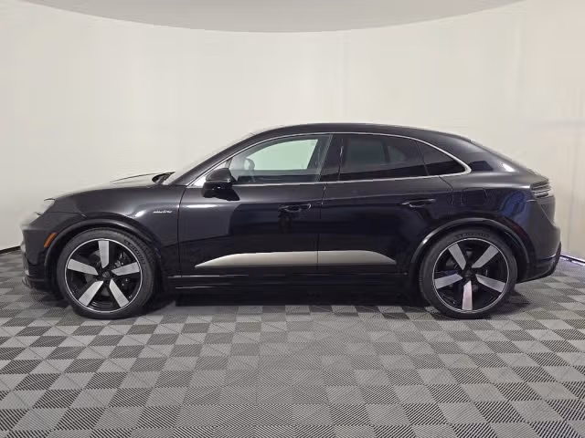 2025 Porsche Macan Turbo Electric - Photo 10