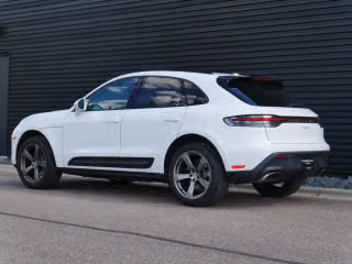 2025 Porsche Macan T - Photo 17