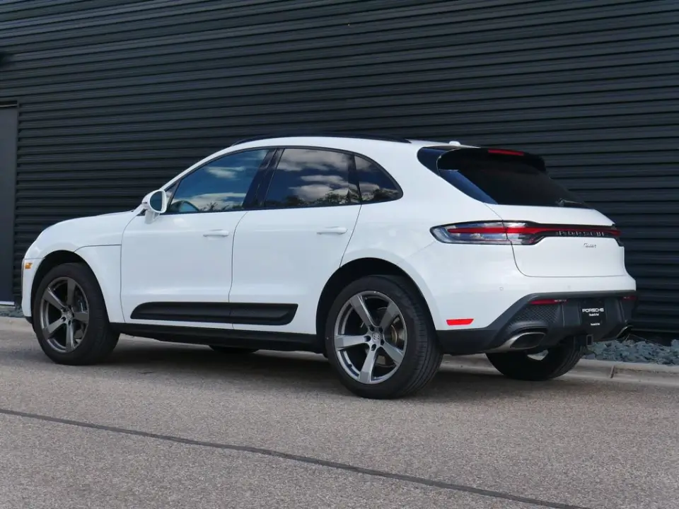 2025 Porsche Macan T - Photo 23