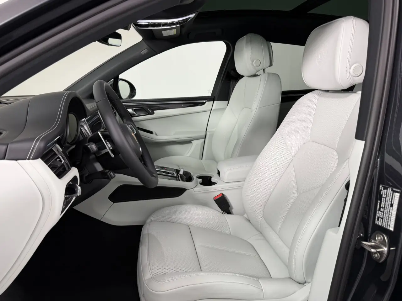 2026 Porsche Macan T - Photo 40