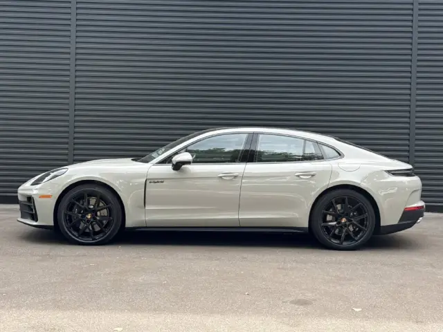 2025 Porsche Panamera 4 E-Hybrid - Photo 14