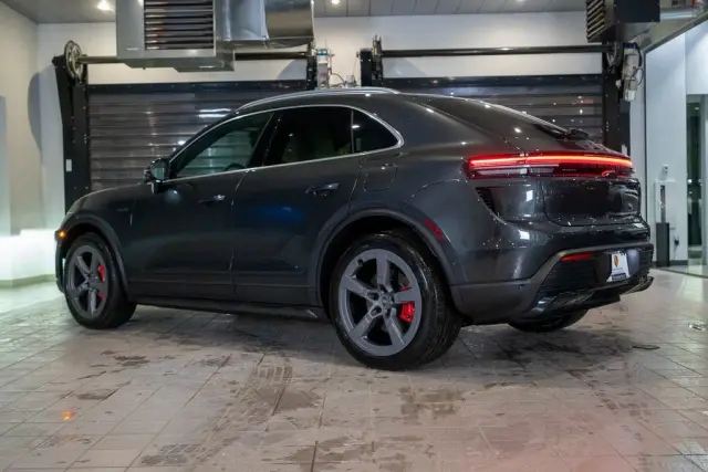 2025 Porsche Macan Turbo Electric - Photo 22