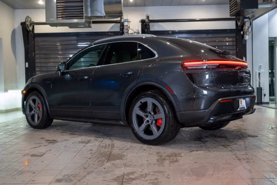 2025 Porsche Macan Turbo Electric - Photo 19