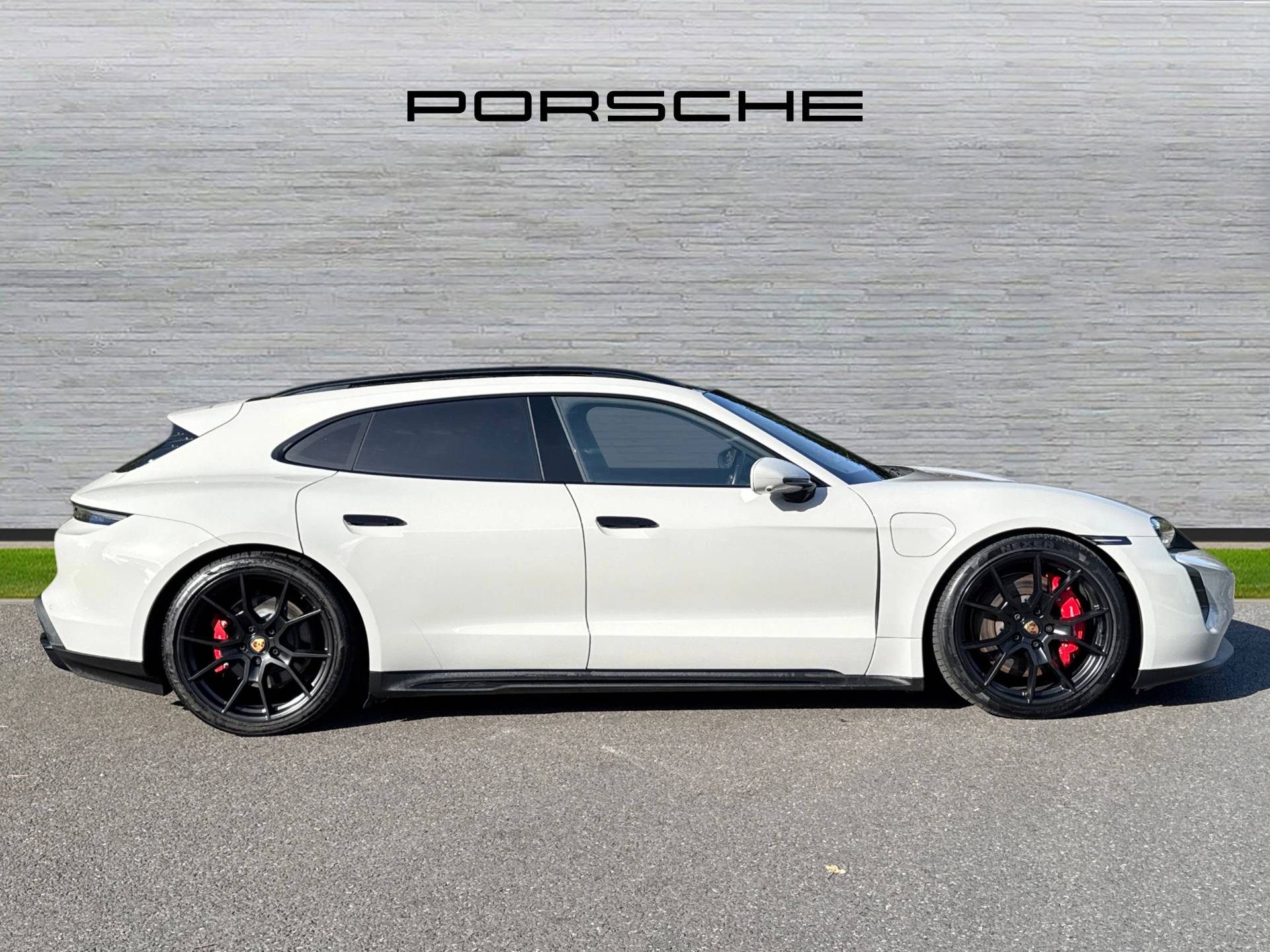 Taycan GTS Sport Turismo, photo 2 of 43