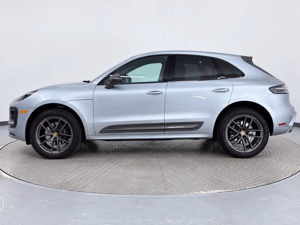 2025 Porsche Macan T - Photo 11