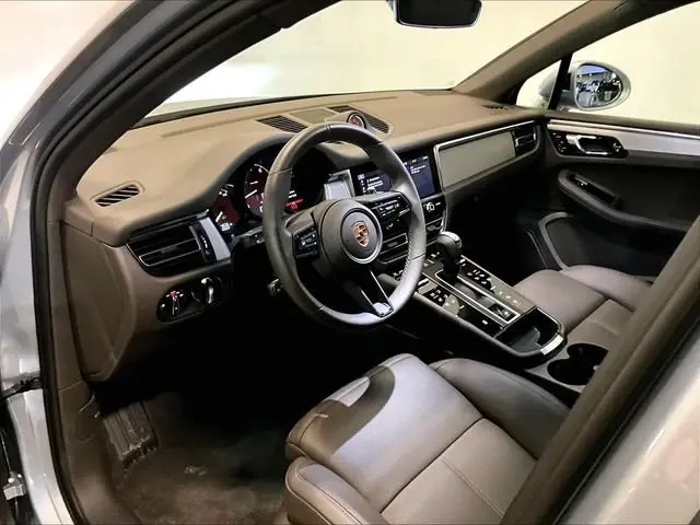 2025 Porsche Macan T - Photo 30