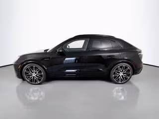 2025 Porsche Macan Turbo Electric - Photo 9
