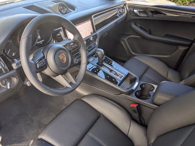 2026 Porsche Macan T - Photo 26