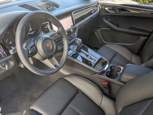 2026 Porsche Macan T - Photo 30