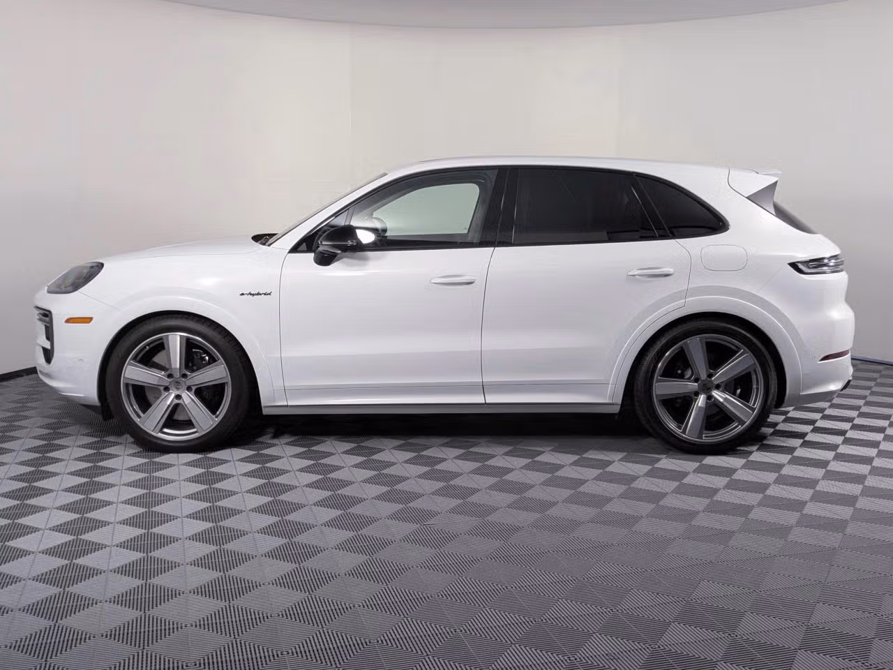 2025 Porsche Cayenne Turbo E-Hybrid - Photo 12