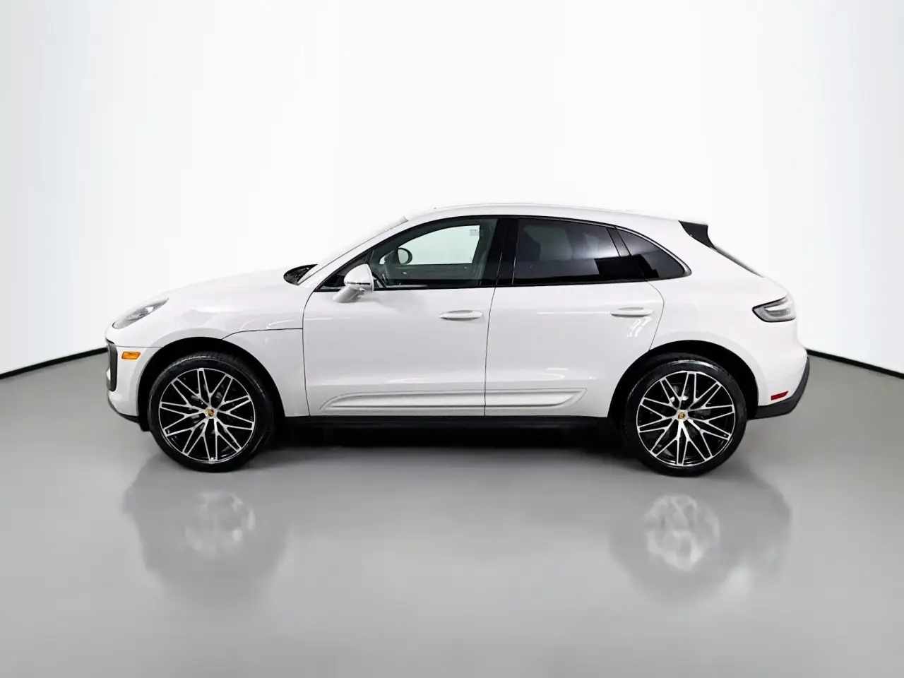 2026 Porsche Macan T - Photo 16