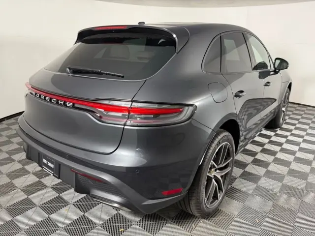 2026 Porsche Macan - Photo 38