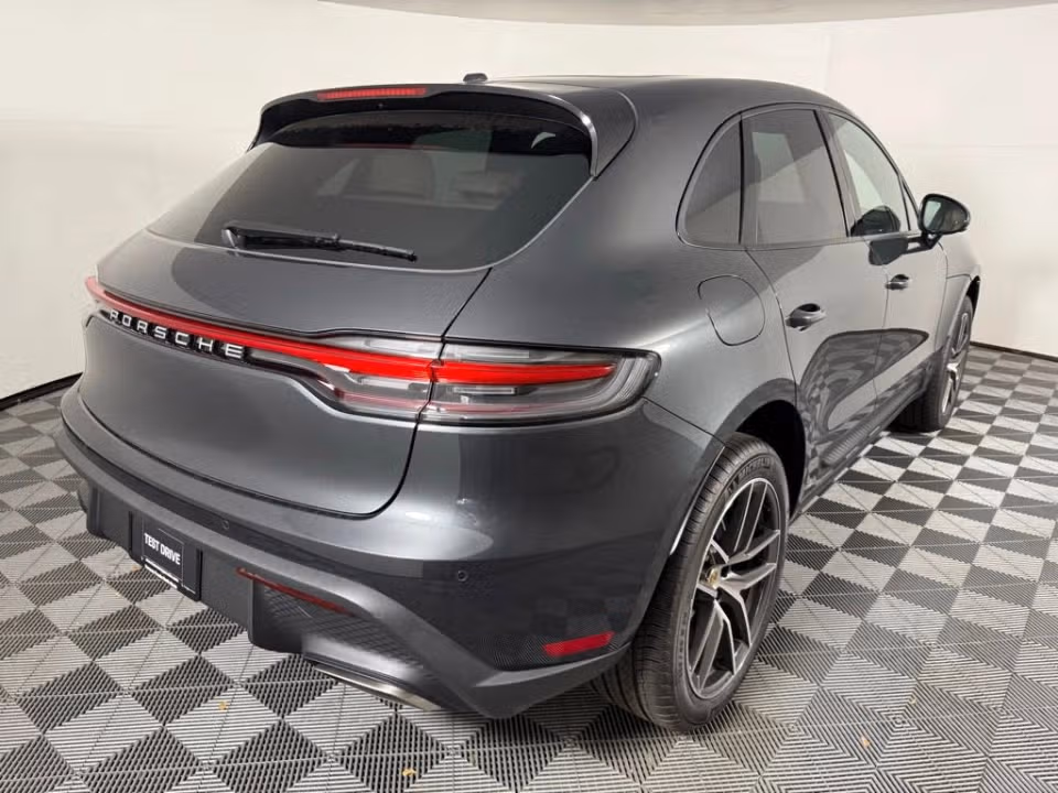 2026 Porsche Macan - Photo 35