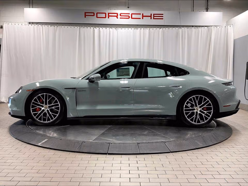 2025 Porsche Taycan GTS - Photo 11