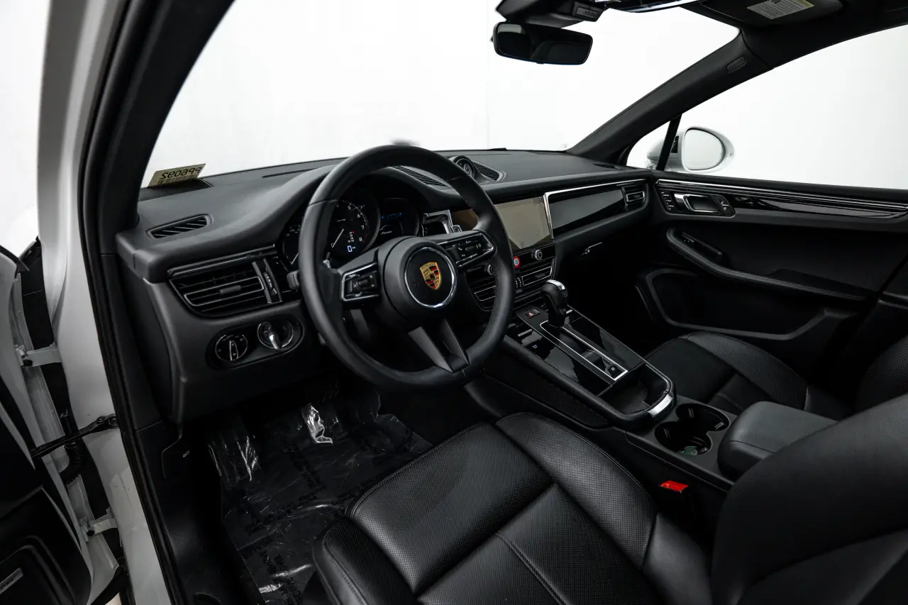 2025 Porsche Macan Base - Photo 32