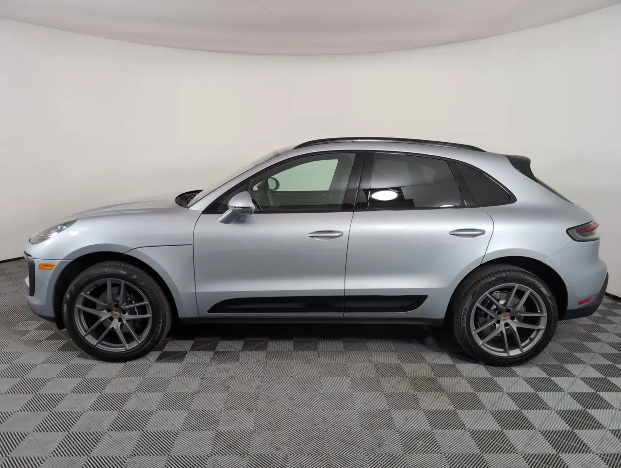 2025 Porsche Macan T - Photo 16