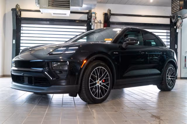 Used 2025 Porsche Macan S with VIN WP1AB2XAXSL152695 for sale in Glendale, WI