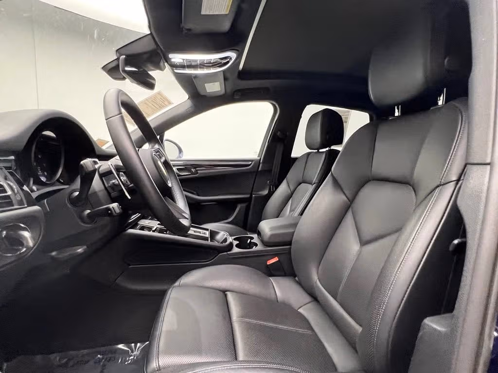2025 Porsche Macan T - Photo 36