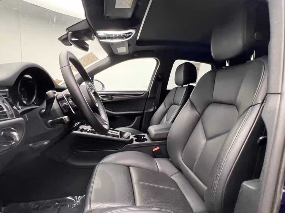 2025 Porsche Macan T - Photo 35