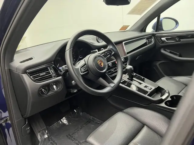 2025 Porsche Macan T - Photo 30