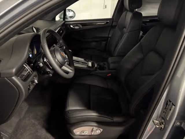 2026 Porsche Macan T - Photo 34