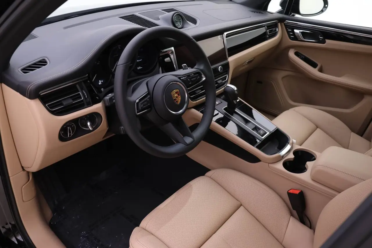2026 Porsche Macan T - Photo 32