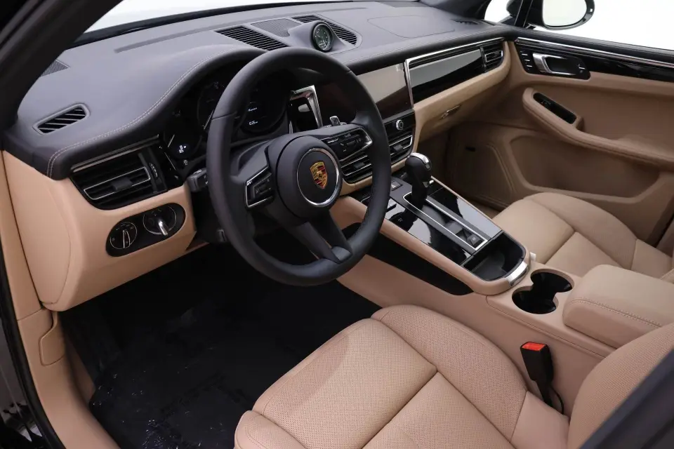 2026 Porsche Macan T - Photo 31