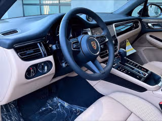 2026 Porsche Macan - Photo 25