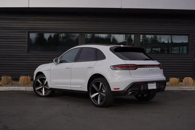 2026 Porsche Macan - Photo 24