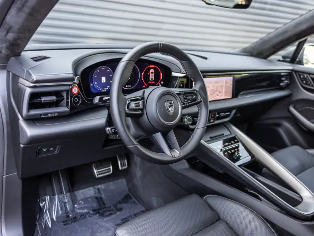 2025 Porsche Macan Turbo Electric - Photo 30