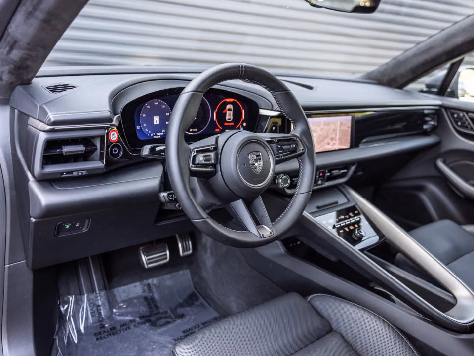 2025 Porsche Macan Turbo Electric - Photo 27