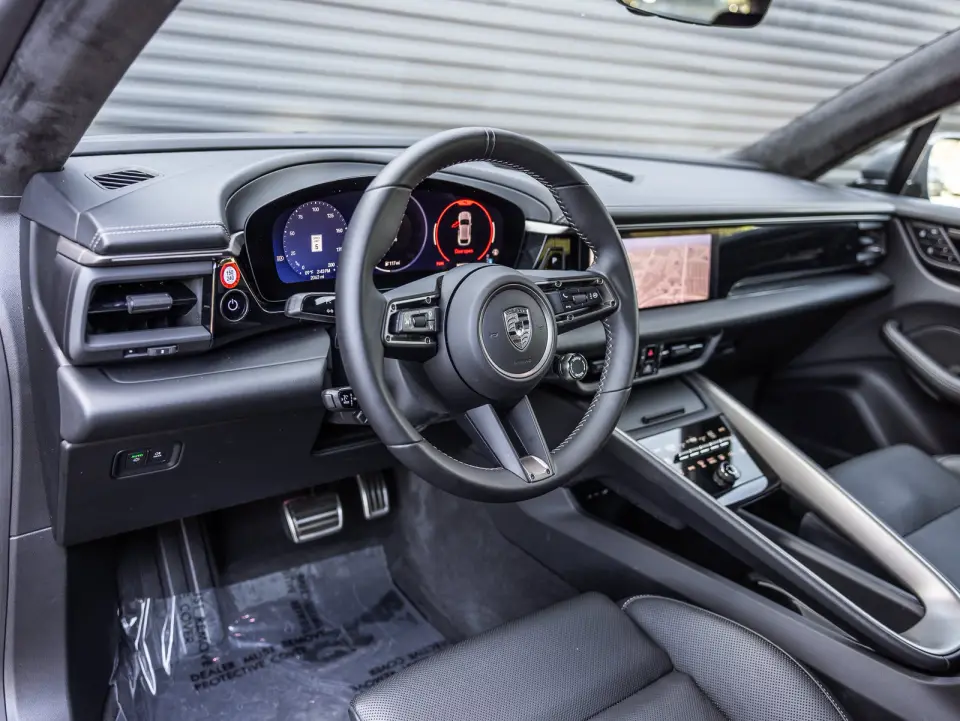 2025 Porsche Macan Turbo Electric - Photo 31
