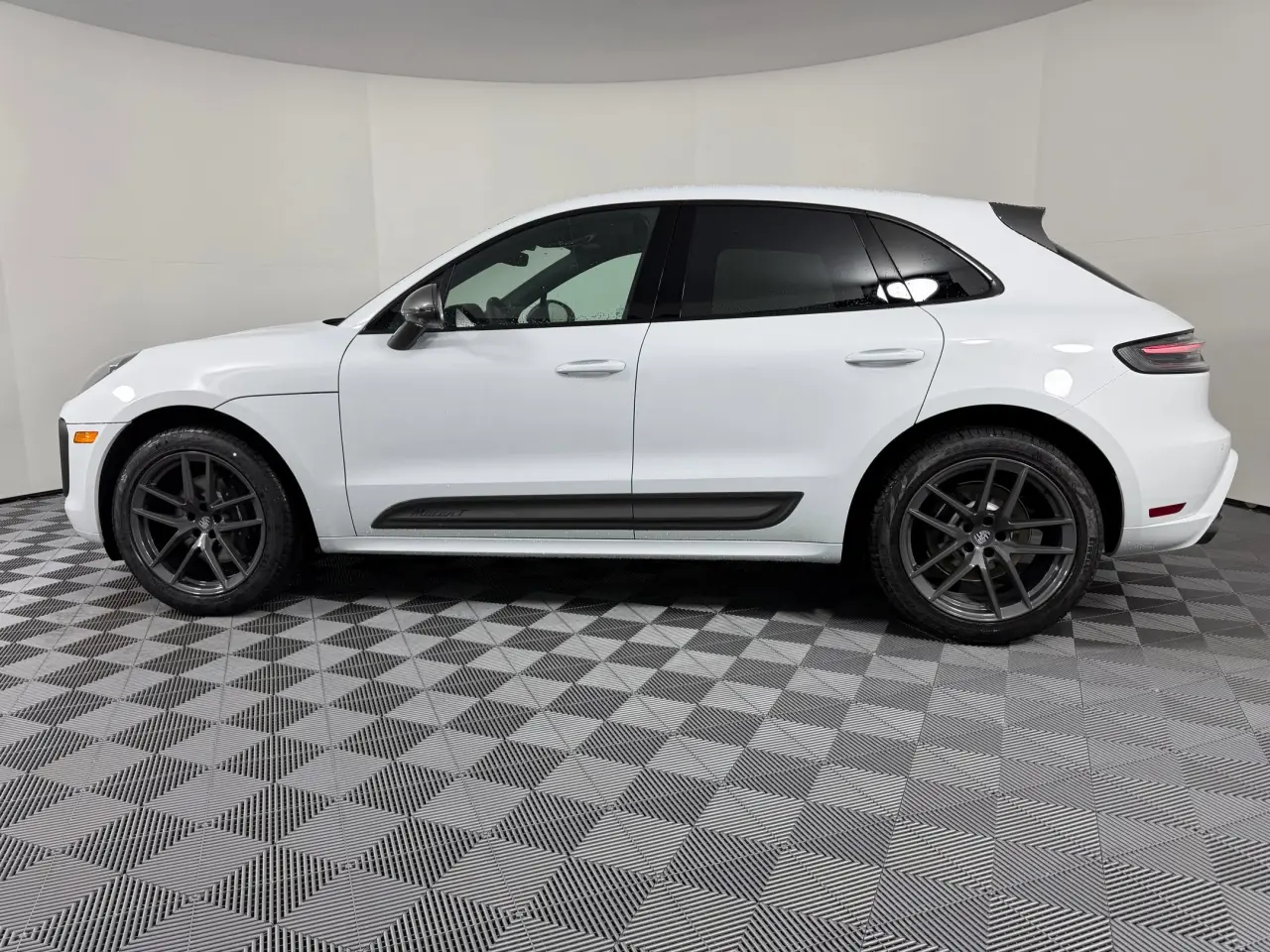 2026 Porsche Macan T - Photo 16