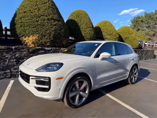 2024 Porsche Cayenne S's photo