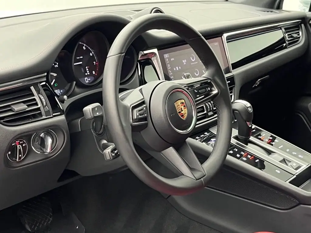 2025 Porsche Macan Base - Photo 32