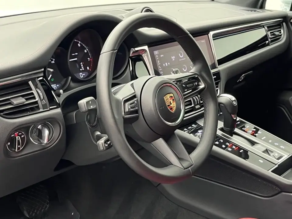 2025 Porsche Macan Base - Photo 31