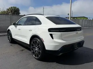 2026 Porsche Macan Turbo Electric - Photo 21