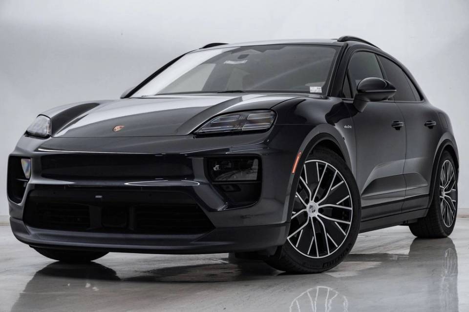 2025 Porsche Macan Base