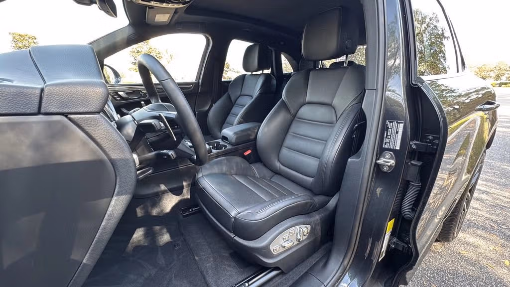 2025 Porsche Macan - Photo 36