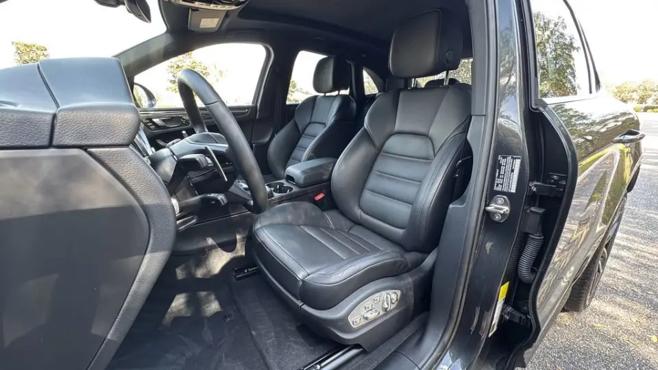 2025 Porsche Macan - Photo 39