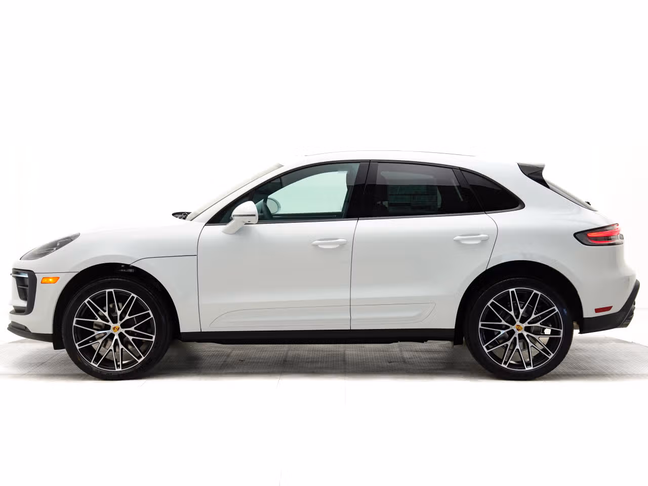 2025 Porsche Macan T - Photo 12