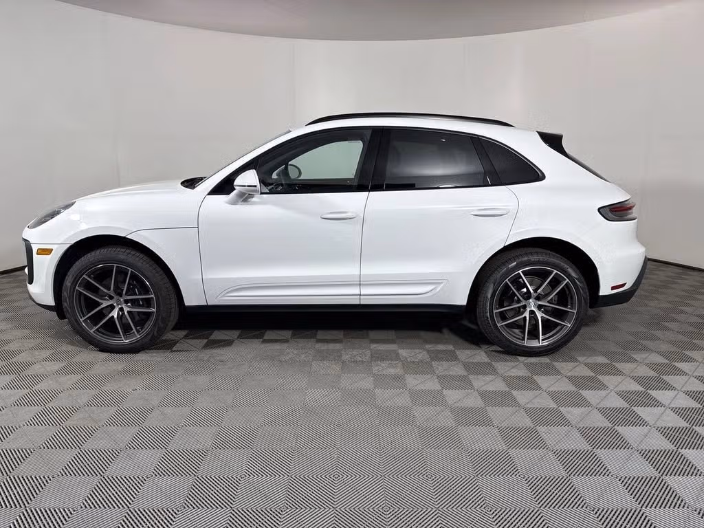 2025 Porsche Macan - Photo 12